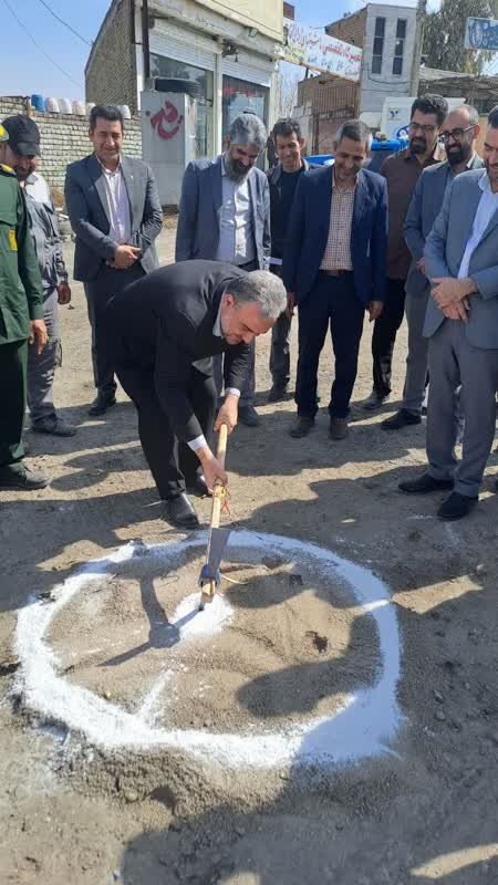 کلنگ گاز رسانی به ۸۰ صنف در بلوار خلیج فارس سلفچگان بر زمین زده شد